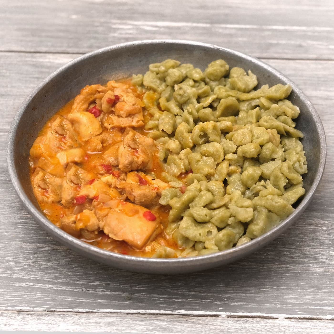 Goulash de pollo con spatzle (500g)