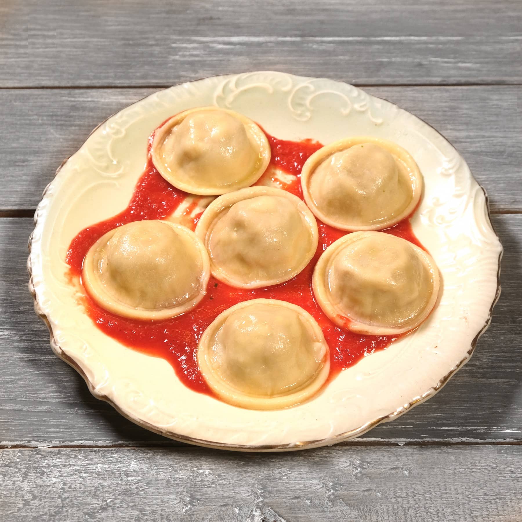 Sorrentinos de hongos, port salut, mozzarella y provolone