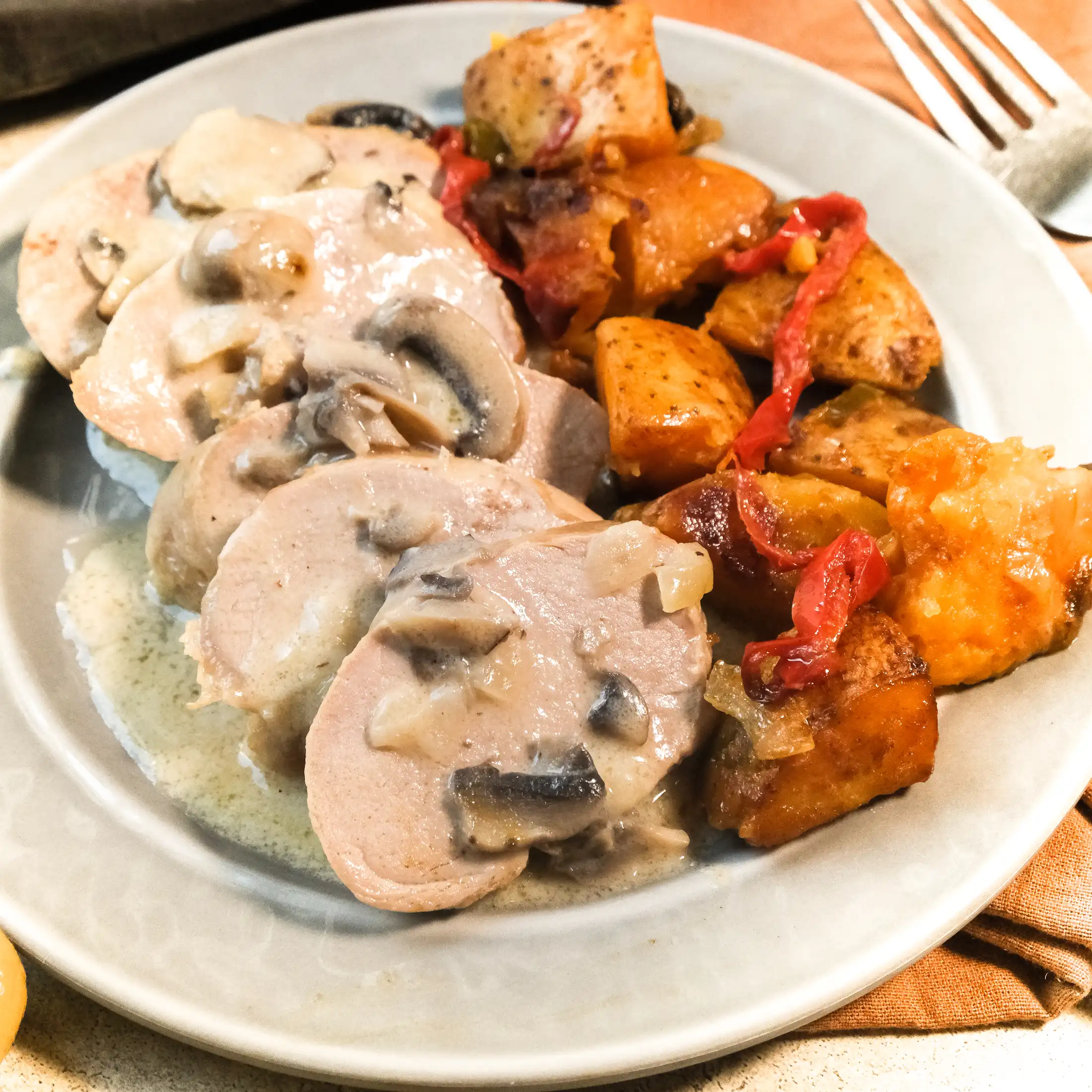 Solomillo de Cerdo al champignon con papas y verduras